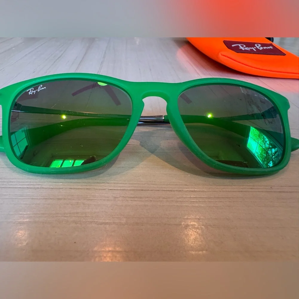 RAY-BAN KIDS Unisex Green Mirrored Lens Rubber Frame Sunglasses – (Retired)